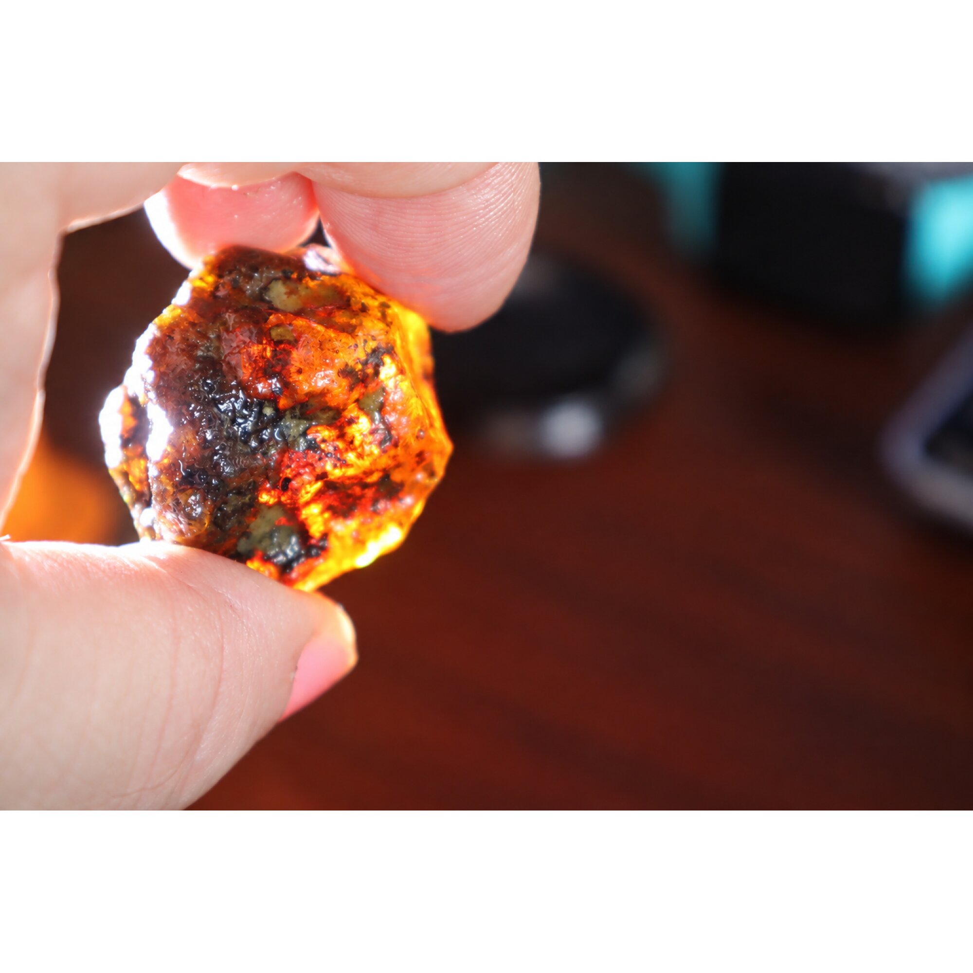Genuine green blue rough specimen Dominican amber 35mm – photo 15