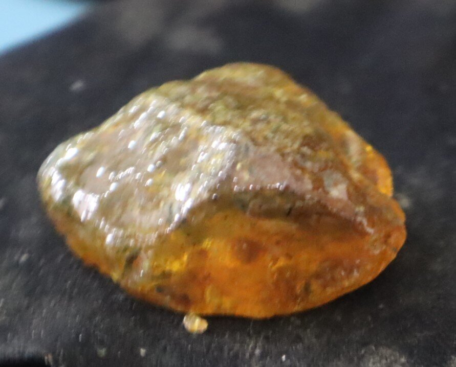 Charming Natural Dominican Clear Yellow Blue Amber Rough Specimen 41mm 18.2grams – photo 8