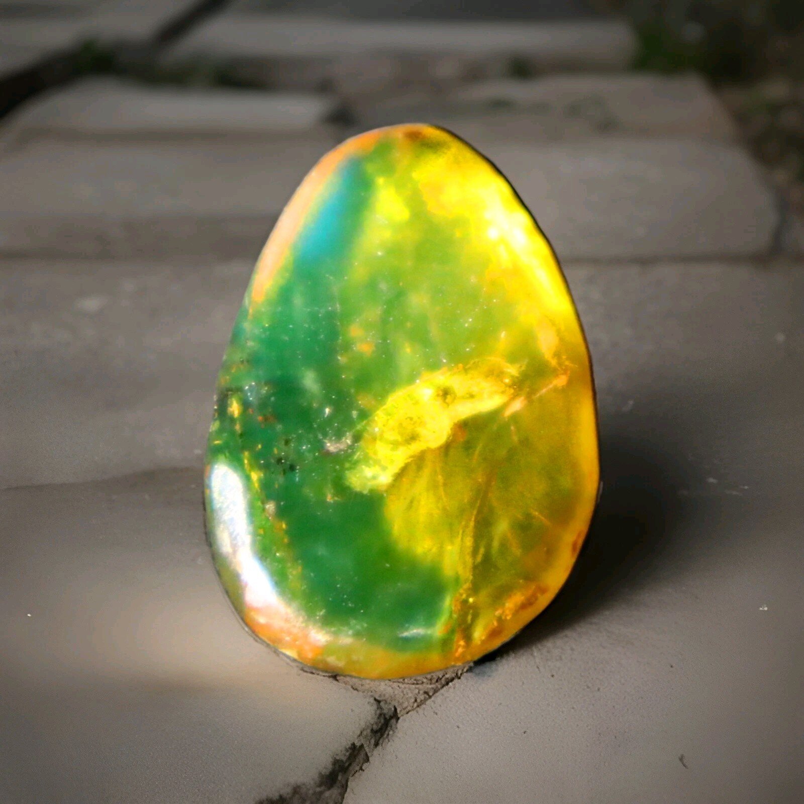 💠 Natural Dominican Clear Golden Green Amber Polished Stone (28 mm) – photo 12
